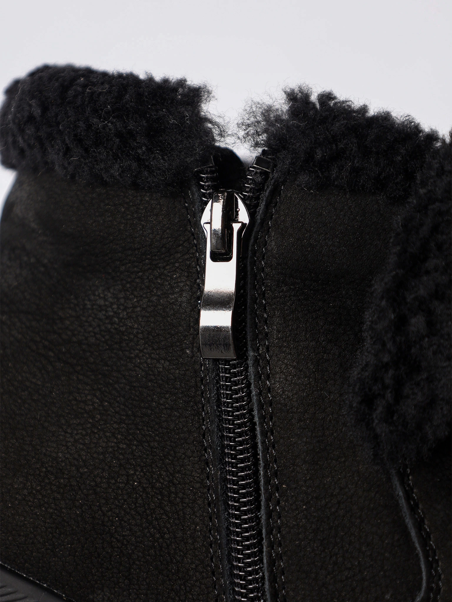 Ботинки черного цвета на рельефной подошве